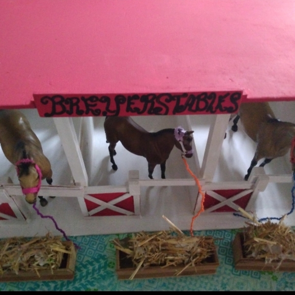 Breyer horses with handmade stables and loads of accessories - Picture 5 of 6